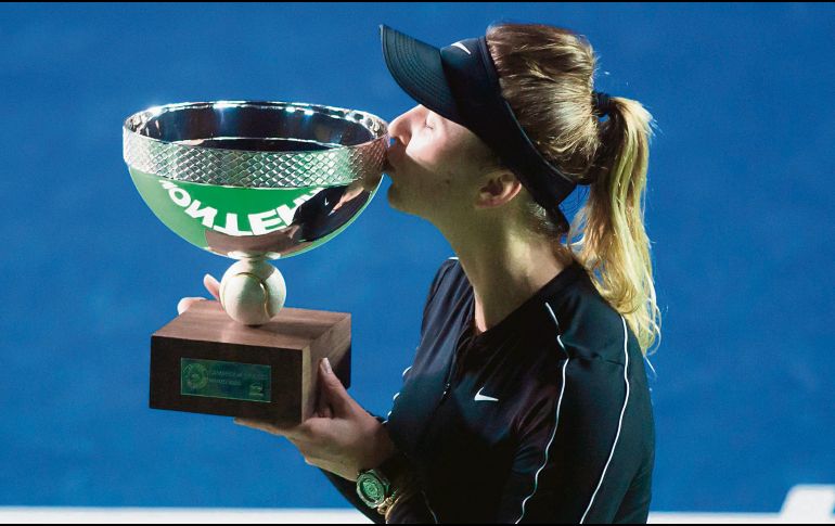 Monarca. Elina Svitolina besa su trofeo de campeona. AFP