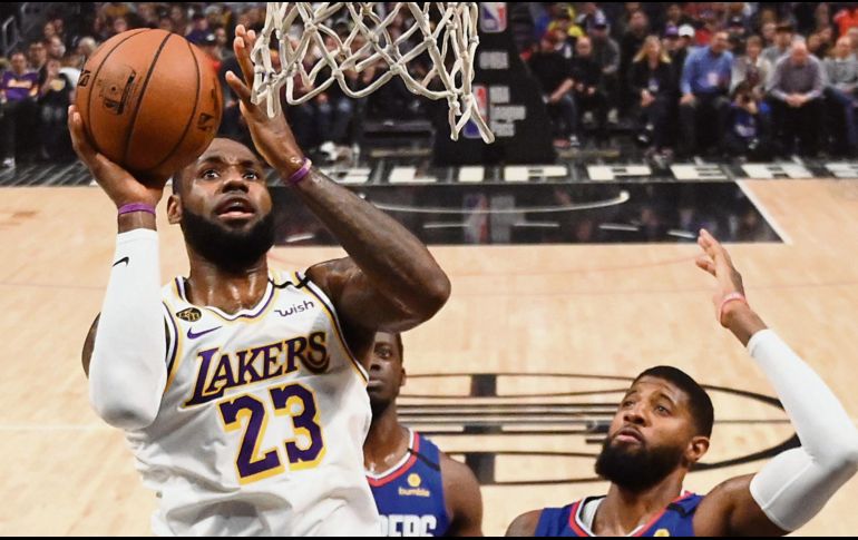 Se luce. LeBron James (#23) aportó 28 puntos para el triunfo de los Lakers. AP