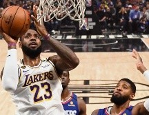 Se luce. LeBron James (#23) aportó 28 puntos para el triunfo de los Lakers. AP