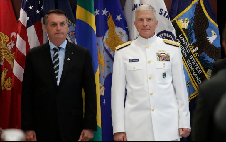 Jair Bolsonaro, presidente de Brasil (Izq) y el almirante Craig Faller (Der).