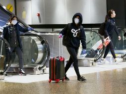 Alerta. Viajeros de todo el mundo toman precauciones en sus traslados. EFP