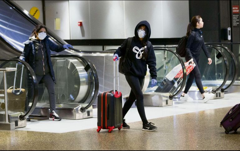 Alerta. Viajeros de todo el mundo toman precauciones en sus traslados. EFP