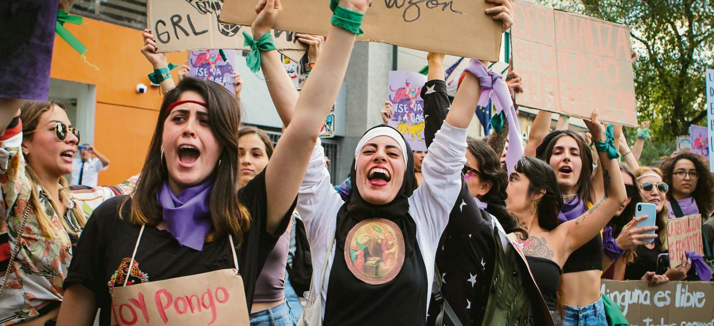 Hartazgo. Los 10 casos de mujeres asesinadas al día en México fueron parte de las razones por las cuales miles de manifestantes marcharon ayer por las calles de Guadalajara para exigir acciones que combatan la violencia de género. EL INFORMADOR • E. Barrera