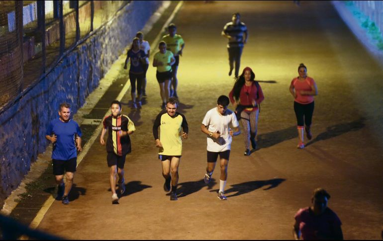ASISTENTES. La Unidad Niños Héroes, afectada por la falta de luz, recibe a decenas de usuarios.  EL INFORMADOR • F. Atilano