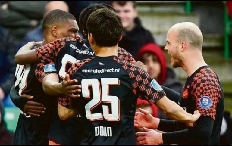 Emoción. El grupo se abrazó luego del tanto de Dumfries. PSV