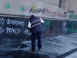 Además de los muros del recinto histórico que data del siglo XVI, la puerta principal de Palacio Nacional luce con manchas de pintura roja. NTX / A. Guzmán