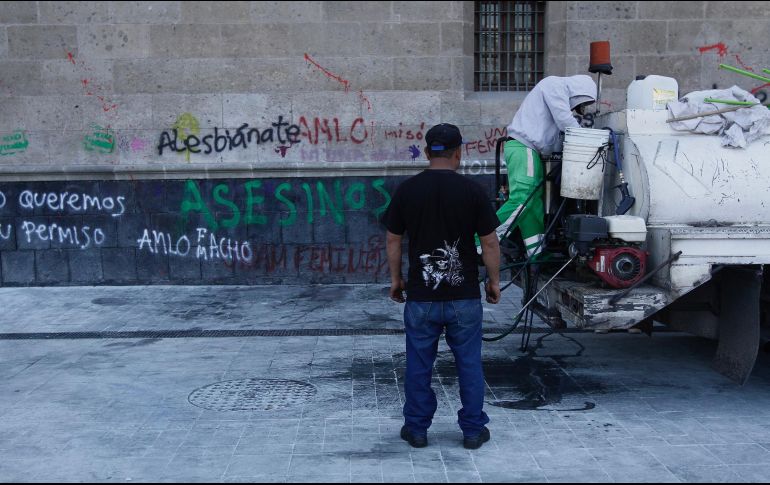 Los trabajadores limpian con el apoyo de químicos hechos a base de sustancias orgánicas. NTX / A. Guzmán