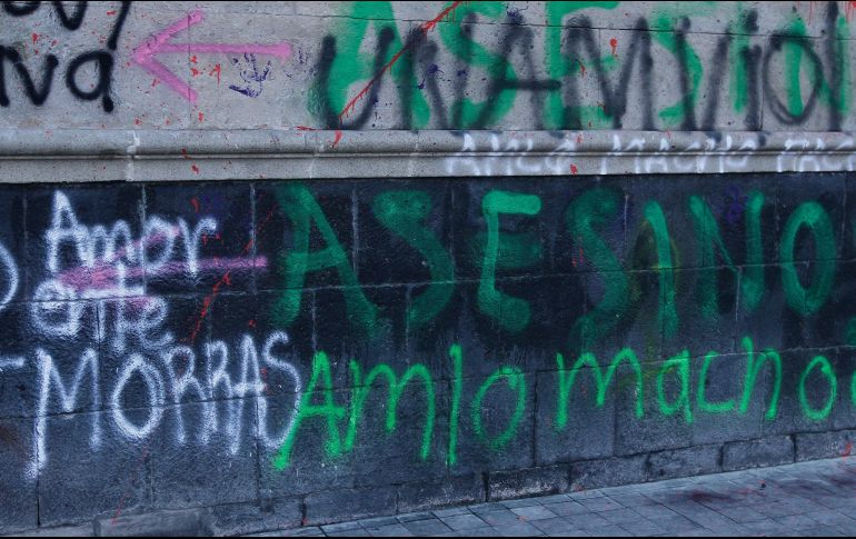 Algunos de los grafitis hechos por las mujeres en la marcha de ayer, van dirigidas a López Obrador. NTX / A. Guzmán