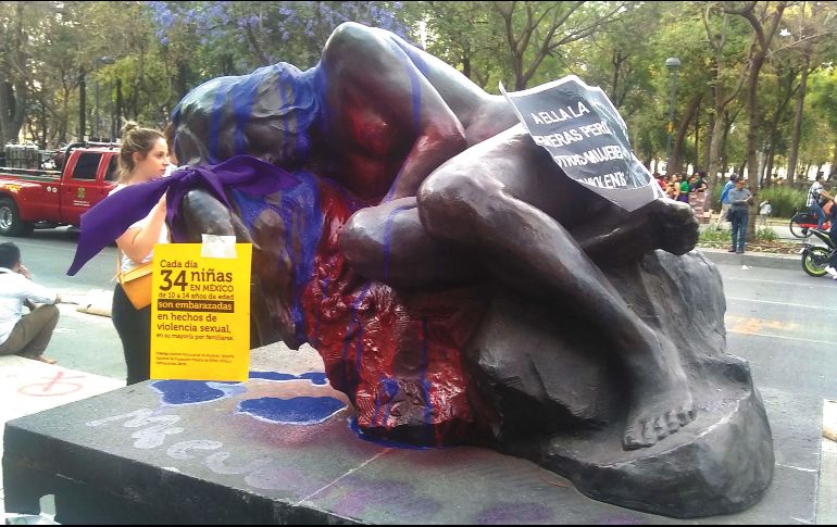 Sobre paseo de la Reforma de la Ciudad de México, algunos monumentos fueron vandalizados durante la marcha de el Día Internacional de la Mujer. SUN / S. Sierra