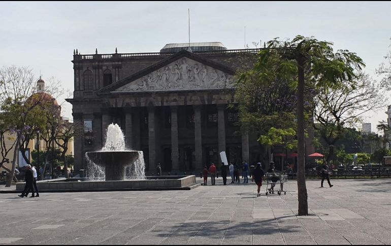 La zona del centro de Guadalajara presenta poca fluidez de personas; en su mayoría, hombres.