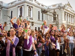Grupos de mujeres realizaron pintas tanto en el edificio administrativo como en el Museo de las Artes sobre avenida Vallarta y la calle Escorza. EL INFORMADOR / E. BARRERA