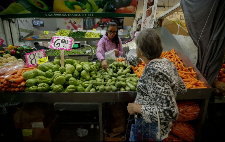La inflación repuntó en febrero, superando las expectativas de especialistas, debido a una base de comparación baja y al alza en precios de frutas y verduras. EL INFORMADOR/F. Atilano