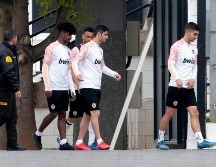 El conjunto valenciano intentará remontar sin el aliento de su afición. AFP