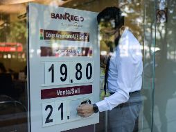 El peso se depreció 4.83% con respecto al cierre oficial del viernes y quedó en 21.17 unidades por dólar. AFP/P/ Pardo
