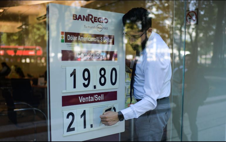 El peso se depreció 4.83% con respecto al cierre oficial del viernes y quedó en 21.17 unidades por dólar. AFP/P/ Pardo
