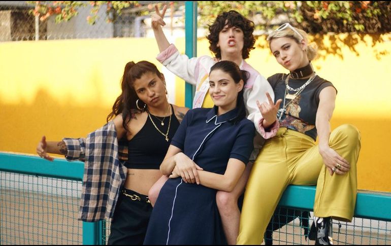 Talento. En medio, vestida de azul, Bárbara López posa con el resto del elenco de “Desenfrenadas”. TWITTER/@barbara_lopez21