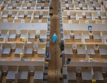 Instalaciones deportivas habilitadas como hospital para atender a pacientes no graves del coronavirus en Wuhan lucían vacías ayer, luego de que el domingo dieron de alta a los últimos pacientes. AP/Xinhua