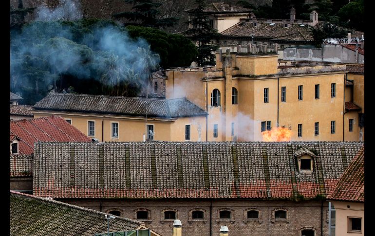 Humo sale hoy de la prisión Regina Coeli en Roma, tras un motín. EFE/EPA/A. Carconi
