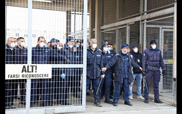 Oficiales resguardan la cárcel Sant'Anna en Módena. Ocho de sus internos murieron tras una revuelta. EFE/EPA/E. Baracchi