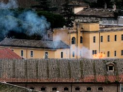 Humo sale hoy de la prisión Regina Coeli en Roma, tras un motín. EFE/EPA/A. Carconi