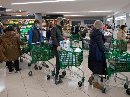 Consumidores hacen fila hoy en un supermercado en Madrid. Habitantes comenzaron a hacer compras de pánico de alimentos y artículos de primera necesidad. AP/P. White