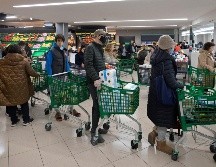 Consumidores hacen fila hoy en un supermercado en Madrid. Habitantes comenzaron a hacer compras de pánico de alimentos y artículos de primera necesidad. AP/P. White