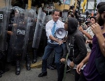 Cuando Guaidó intentó dialogar con los policías que le cerraron el paso, comenzaron los disparos de gases. EFE/R. Peña