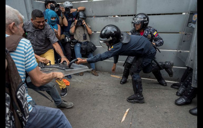 Cuando Guaidó intentó dialogar con los policías que le cerraron el paso, comenzaron los disparos de gases. EFE/R. Peña