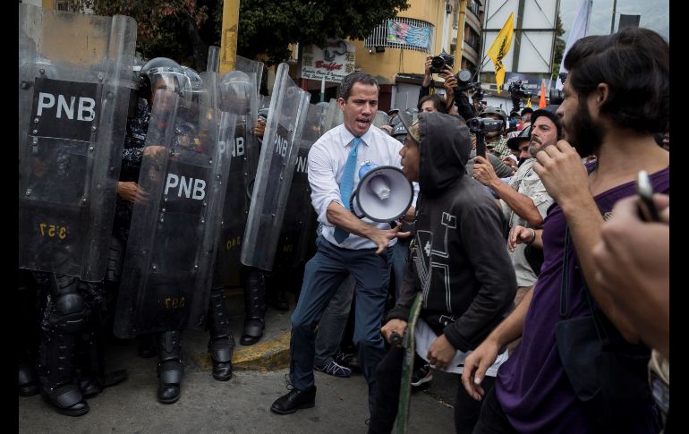 Cuando Guaidó intentó dialogar con los policías que le cerraron el paso, comenzaron los disparos de gases. EFE/R. Peña