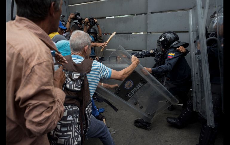 Cuando Guaidó intentó dialogar con los policías que le cerraron el paso, comenzaron los disparos de gases. EFE/R. Peña