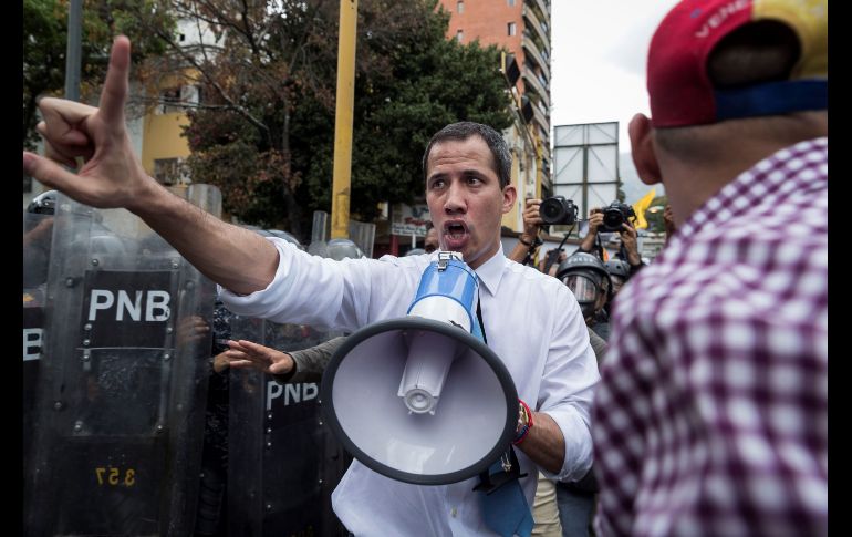 Cuando Guaidó intentó dialogar con los policías que le cerraron el paso, comenzaron los disparos de gases. EFE/R. Peña