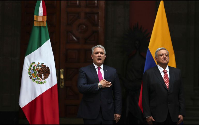 En el Patio de Honor de Palacio Nacional se entonan los himnos nacionales de México de Colombia. AP / F. Llano