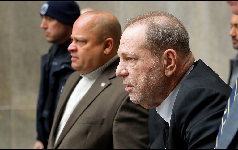 Harvey Weinstein sufrió una caída este domingo mientras permanece en la prisión de Rikers Island, pues no cuenta con su andador. AP / ARCHIVO