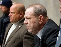 Harvey Weinstein sufrió una caída este domingo mientras permanece en la prisión de Rikers Island, pues no cuenta con su andador. AP / ARCHIVO
