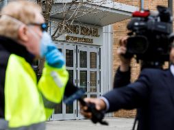 Nicholas Walsh (l), de New Rochelle, usa una máscara protectora mientras habla con reporteros fuera de la sinagoga Young Israel, en Nueva York. EFE/J. Lane