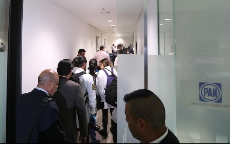 Peritos de la FGR y elementos de la Agencia Criminal de Investigación acudieron a revisar las instalaciones del PAN en el Senado, tras la denuncia de equipos de espionaje. SUN/ARCHIVO
