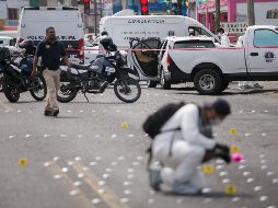 Peritos en la zona donde fue asesinado el diputado Erik Juárez Blanquet, en Morelia. EFE/ I. Villanueva