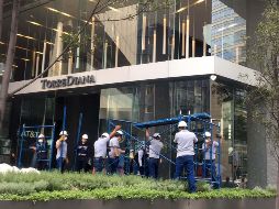 Una de las balas rompió uno de los cristales de la Torre Diana. SUN / A. Martínez