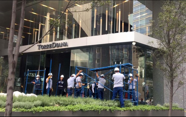 Una de las balas rompió uno de los cristales de la Torre Diana. SUN / A. Martínez