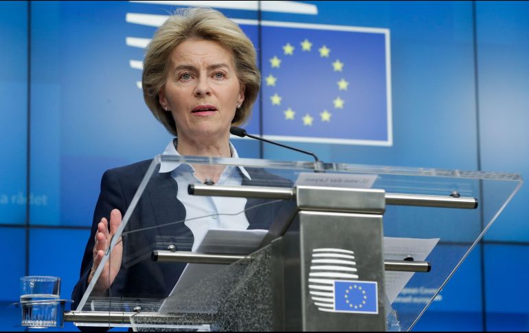 La titular de la Comisión Europea, Ursula von der Leyen, habla ante los medios este martes. EFE/E. Lecocq