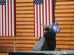 Empleados desmontan una instalación en el Cuyahoga Community College, donde el candidato presidencial Joe Biden estaba programado para presentarse en un mítin nocturno. AFP/S. Olson