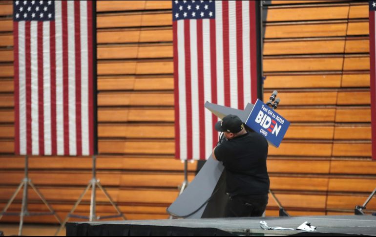 Empleados desmontan una instalación en el Cuyahoga Community College, donde el candidato presidencial Joe Biden estaba programado para presentarse en un mítin nocturno. AFP/S. Olson