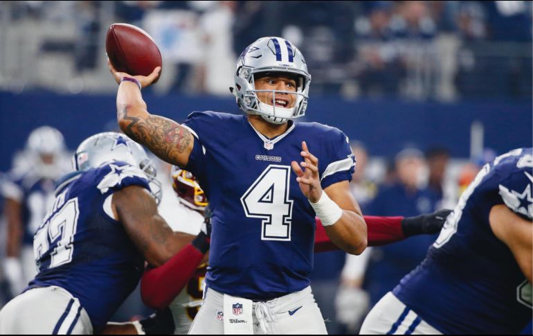 REFERENTE. Dak Prescott fue el emblema en la ofensiva de los Cowboys la temporada pasada. AP