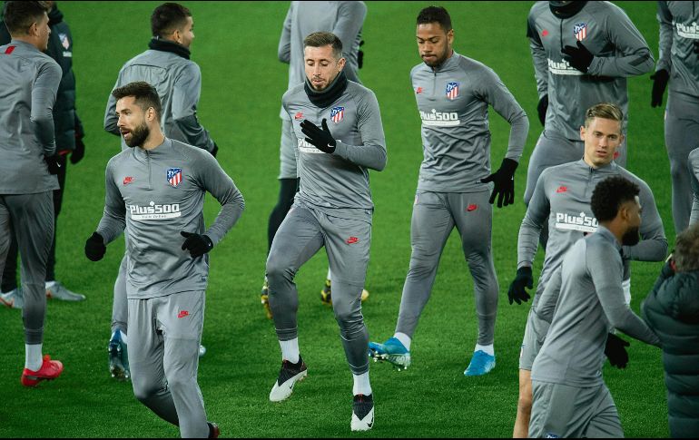 HÉCTOR HERRERA. El mediocampista mexicano (centro) fue incluido en la convocatoria y podrá jugar hoy ante los Reds. EFE 