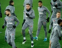 HÉCTOR HERRERA. El mediocampista mexicano (centro) fue incluido en la convocatoria y podrá jugar hoy ante los Reds. EFE 