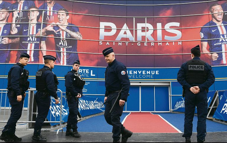 Custodiado. Autoridades francesas vigilan el estadio del PSG, al no estar permitidos eventos multitudinarios por el coronavirus.  AFP