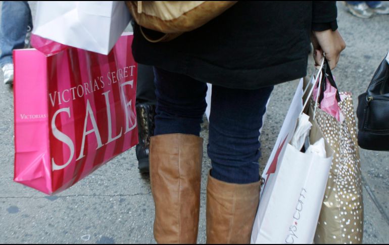 American Marketing Association dice que el 70% de las compras las hacen las mujere. AP/Archivo