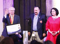 José Narro Robles recibió la Medalla Honoris Causa. En la imagen, acompañado de Enrique Michel Velasco y la empresaria Cristina Ojeda. EL INFORMADOR/A. Camacho