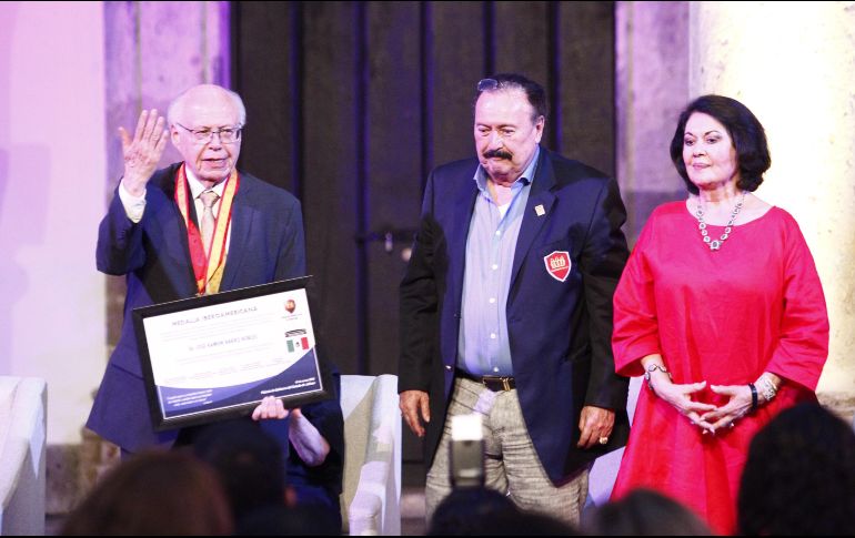 José Narro Robles recibió la Medalla Honoris Causa. En la imagen, acompañado de Enrique Michel Velasco y la empresaria Cristina Ojeda. EL INFORMADOR/A. Camacho