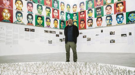 Obra. Dos de las piezas más importantes de la exhibición serán “El salón ancestral de la familia Wang” y la obra dedicada a los 43 estudiantes desaparecidos en Ayotzinapa (en la foto, con el artista). SUN